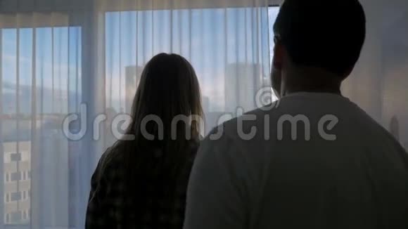 一对情侣在窗边拥抱视频的预览图