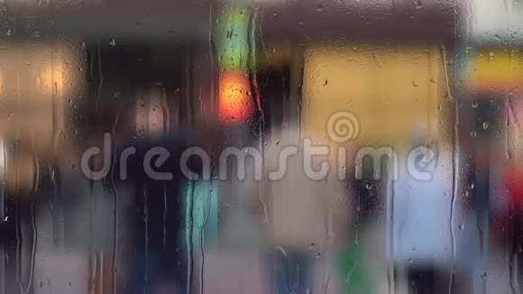 春天的下午雨滴在玻璃上模糊的背景视频的预览图