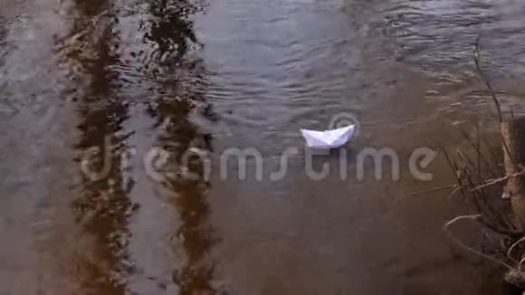 小白纸船沿着河流视频的预览图