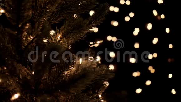 女性在圣诞树上挂雪人装饰背景是boke灯光视频的预览图