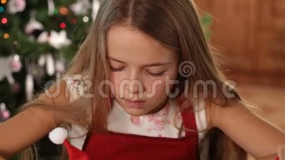 小女孩装饰姜饼圣诞饼干视频的预览图