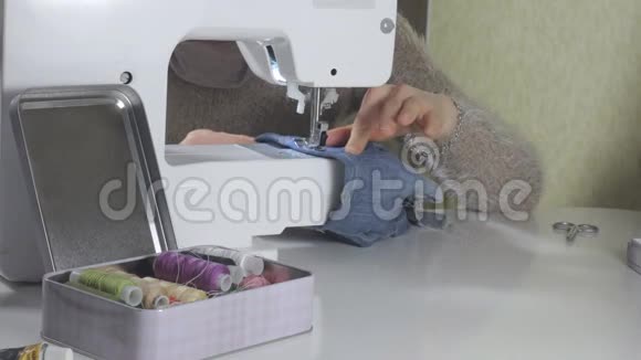 一个女人缝在缝纫机上视频的预览图