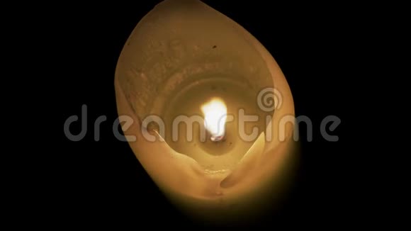 一支蜡烛在黑暗中燃烧风吹视频的预览图