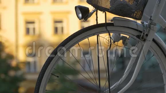自行车代言人和灯笼视频的预览图