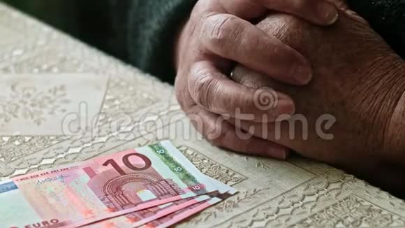 高级女性的双手放在桌子上上面有一些欧元钞票视频的预览图