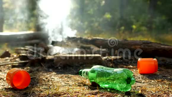 人们在森林里的空地上留下的垃圾经过户外娱乐火灾正在燃烧自然污染了视频的预览图