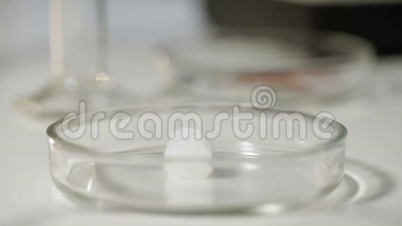 化学反应吸烟化学烧瓶实验室生化实验视频的预览图