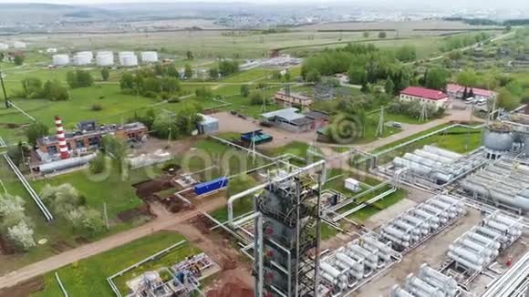乡村和草地气景煤气精炼厂视频的预览图