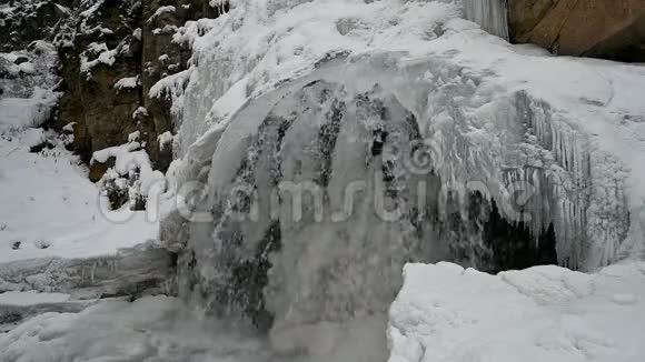 冬天的瀑布在山上视频的预览图
