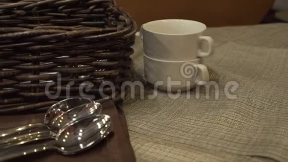 提供餐具汤盘勺子和面包篮站在桌子上视频的预览图