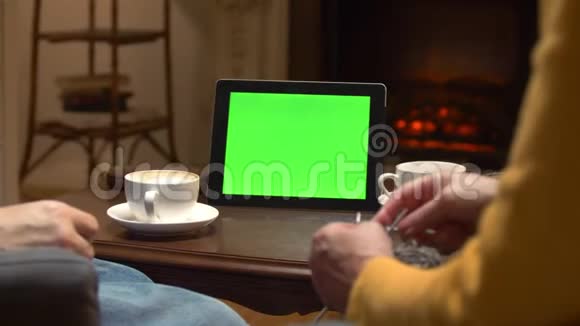 绿屏模拟平板电脑在桌子上咖啡杯在咖啡馆视频的预览图
