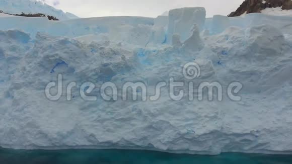 无人机沿着冰川的雪壁在水面上移动安德列夫视频的预览图