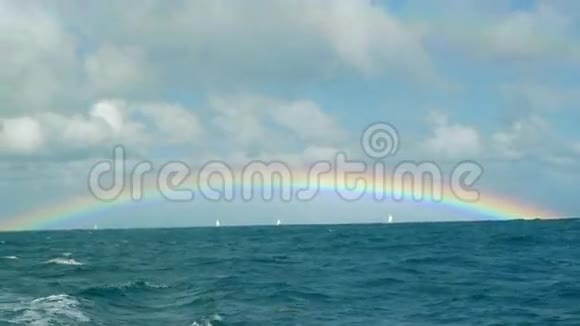 彩虹在蓝色的海洋上视频的预览图