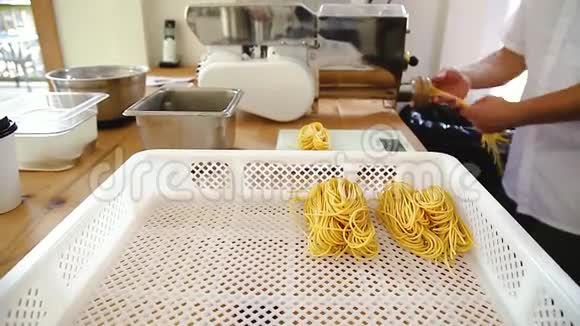 厨师用意面切割机做新鲜意大利面视频的预览图