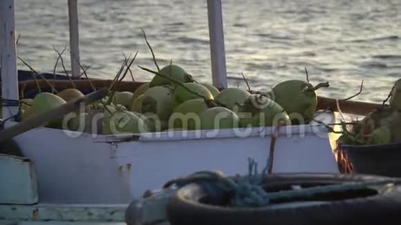 船上装满了异国风味的水果还有许多年轻的椰子还有一些小文胸视频的预览图