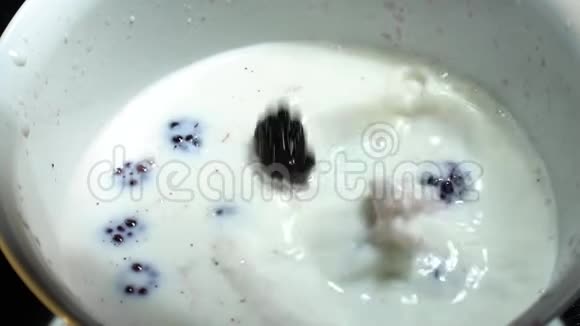 多汁的浆果掉进牛奶里慢动作视频的预览图