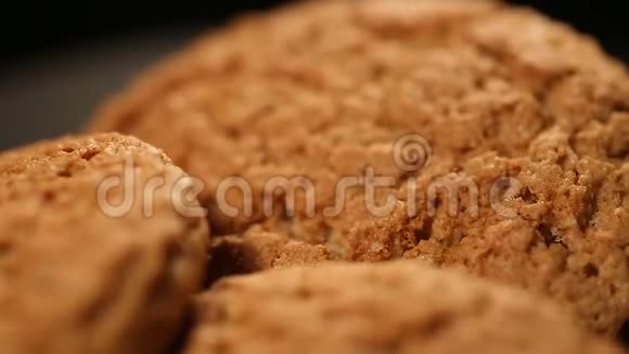 新鲜出炉的脆燕麦片饼干美味的甜点健康的营养食谱视频的预览图