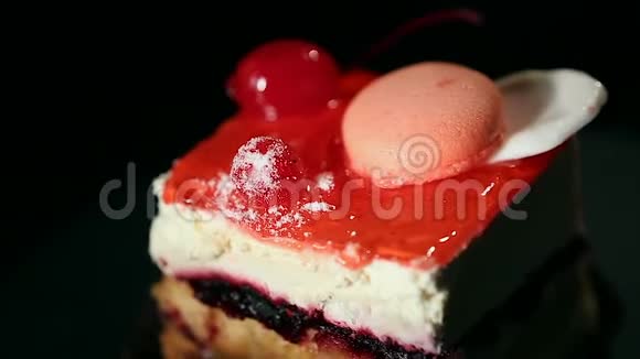 美味的蛋糕装饰着甜的通心粉饼干和樱桃糖果艺术视频的预览图