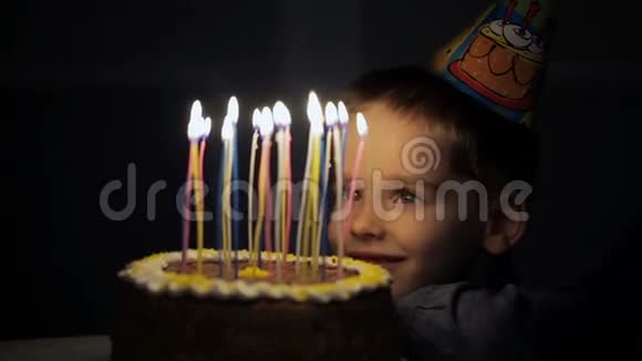 孩子们生日孩子们靠近一个带蜡烛的生日蛋糕视频的预览图
