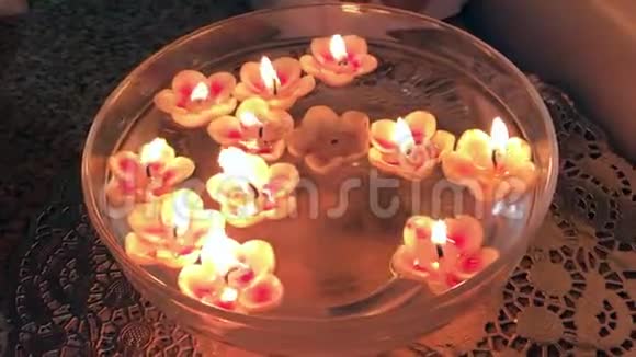 像花的形状燃烧的蜡烛漂浮在水中视频的预览图