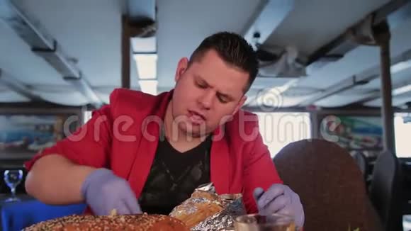 男人吃薯条加番茄酱视频的预览图