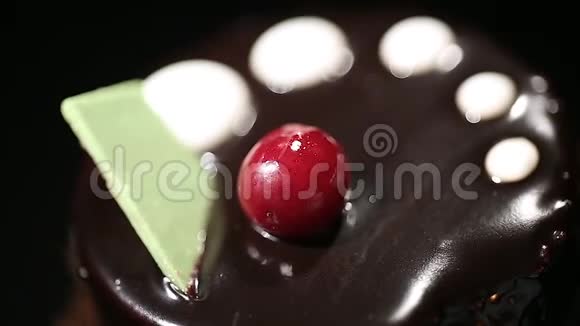 上面装饰着巧克力糖霜和樱桃的甜点不健康的食物视频的预览图