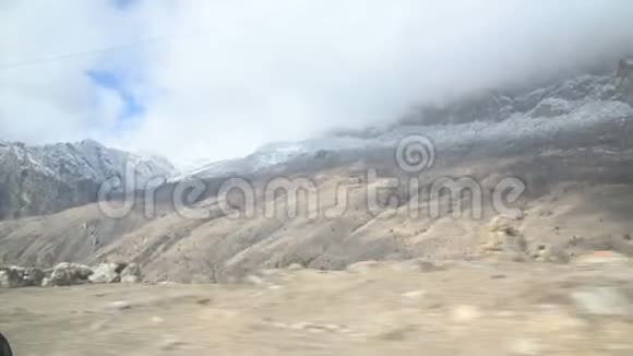 从坐着的乘客面前的侧窗可以看到高加索山脉的美丽景色视频的预览图