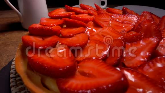 一块草莓馅饼用铲子拿出来放在盘子里视频的预览图