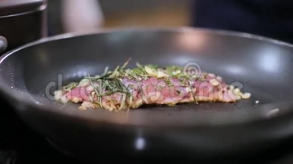 锅里炒的青菜肉视频的预览图