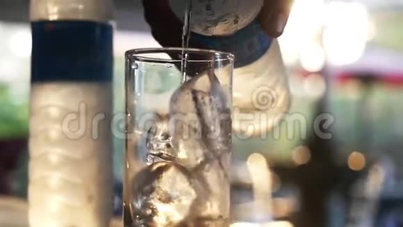水慢慢地倒在玻璃里饮料中的冰块慢动作1920x1080视频的预览图