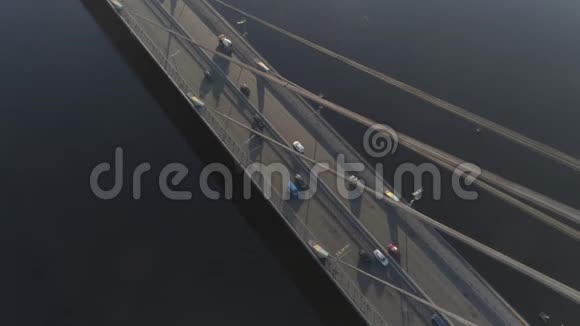 桥上交通的鸟瞰图视频的预览图