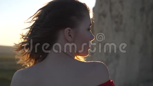 年轻女子的肩膀和阳光穿过她的头发视频的预览图