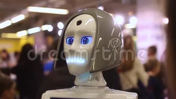 一个机器人女孩说话和移动现代机器人技术人工智能今天的控制系统视频的预览图