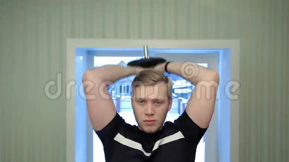 年轻人举起哑弹锻炼二头肌视频的预览图