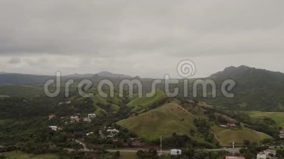 从山上的村庄上空飞过视频的预览图