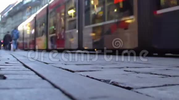 现代有轨电车经过老城区的拥挤街道公共交通视频的预览图