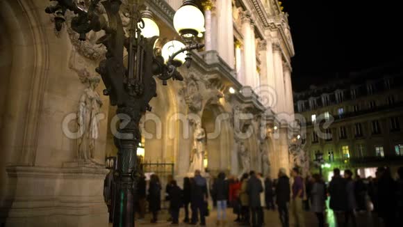 法国巴黎古色古香的路灯和进入歌剧院的人视频的预览图