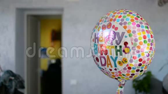 氦气充气生日快乐气球与美丽的反射特写视频的预览图
