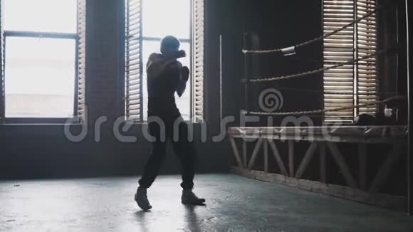 举重拳击手在戒指附近老式健身馆的训练视频的预览图