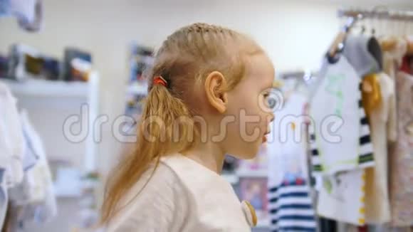 玩具儿童商店里可爱的金发女婴视频的预览图
