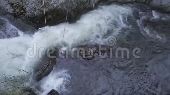 在山河上钓鱼视频的预览图