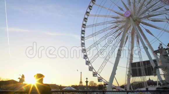 巴黎看日落的老人剪影地平线上的埃菲尔铁塔视频的预览图