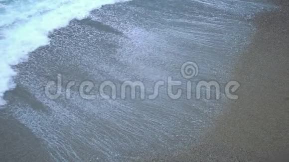 泡沫海水溅上岸寒潮冲刷沙滩淡季视频的预览图