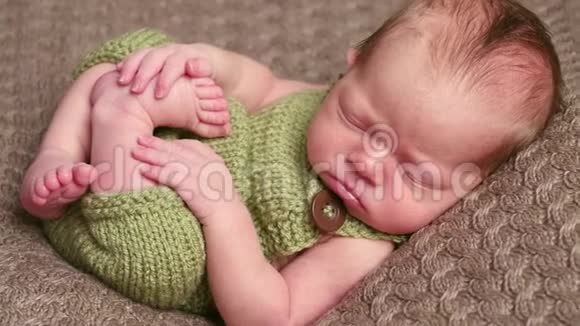 穿着绿色针织西装的小宝宝视频的预览图