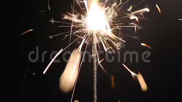 在黑暗中闪耀的孟加拉灯新年晚会的欢乐气氛视频的预览图