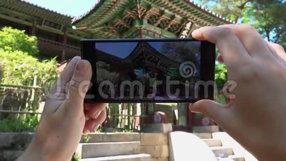 用手机拍摄韩国建筑旅游业和数字技术视频的预览图