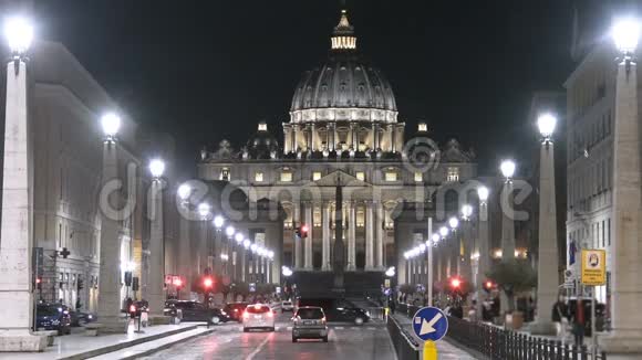 梵蒂冈圣彼得教堂前的街道交通视频的预览图