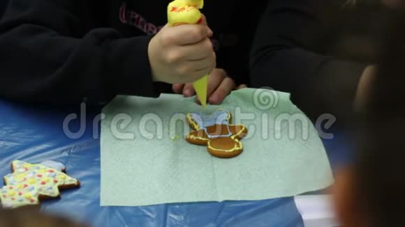 烘焙课程儿童用釉装饰姜饼圣诞节手工制作视频的预览图
