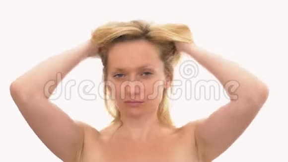 特写女人抚摸她的头发孤立在白色的背景上头发健康概念视频的预览图