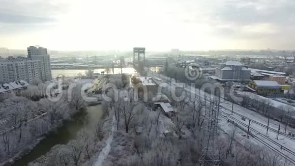 雪覆盖城市的两层桥视频的预览图